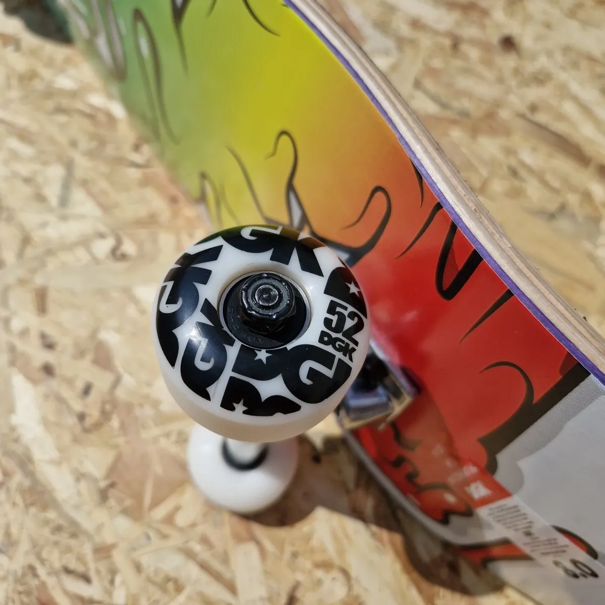 High-Quality DGK Wet Paint 8.0 Complete Skateboard for Enhanced Performance