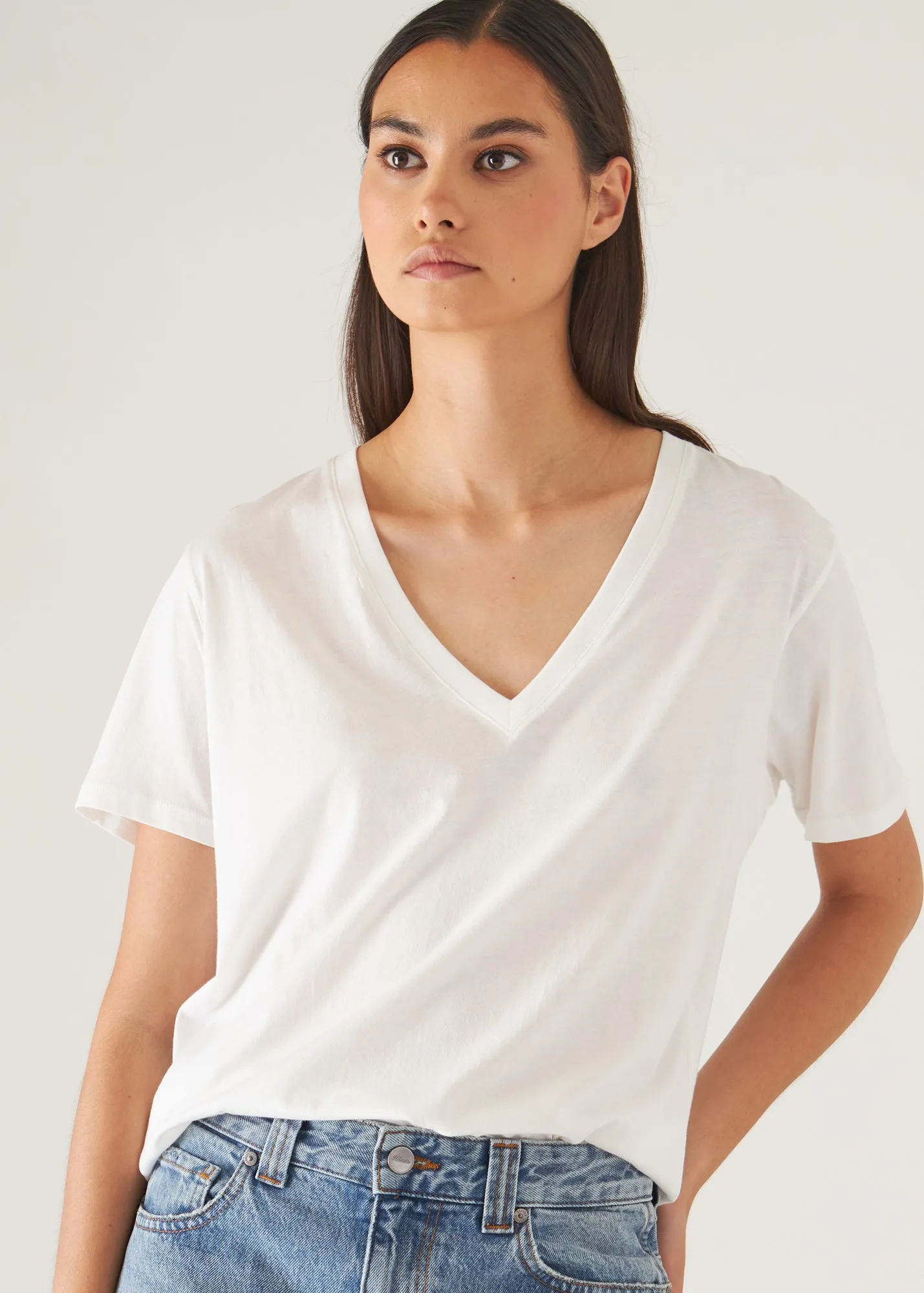 LIGHTWEIGHT PIMA COTTON  BOYFRIEND V-NECK T-SHIRT