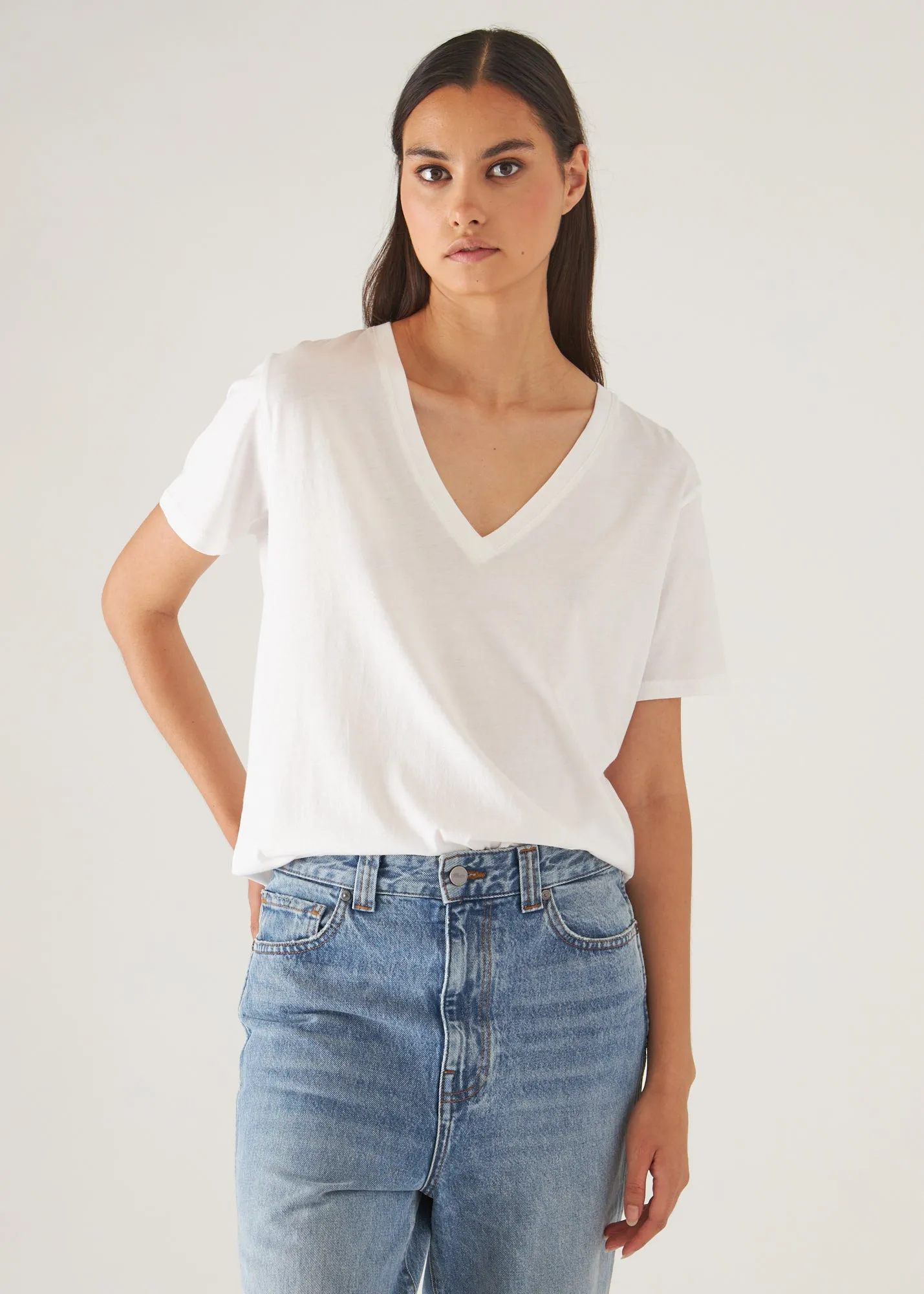 LIGHTWEIGHT PIMA COTTON  BOYFRIEND V-NECK T-SHIRT