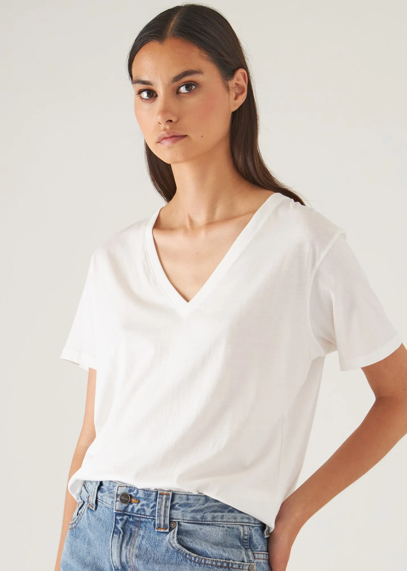 LIGHTWEIGHT PIMA COTTON  BOYFRIEND V-NECK T-SHIRT