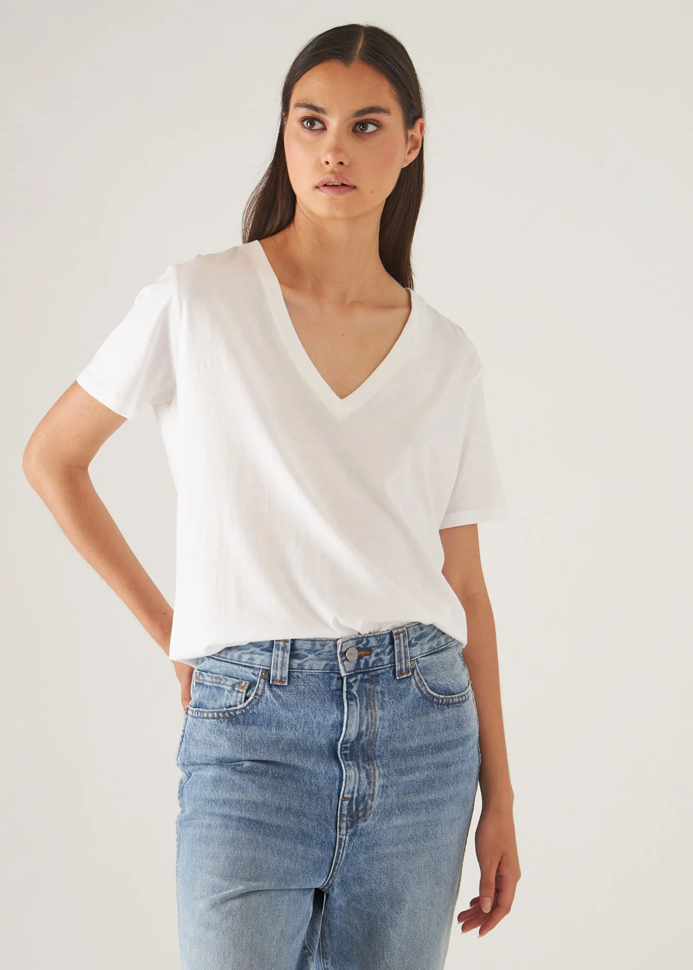 LIGHTWEIGHT PIMA COTTON  BOYFRIEND V-NECK T-SHIRT