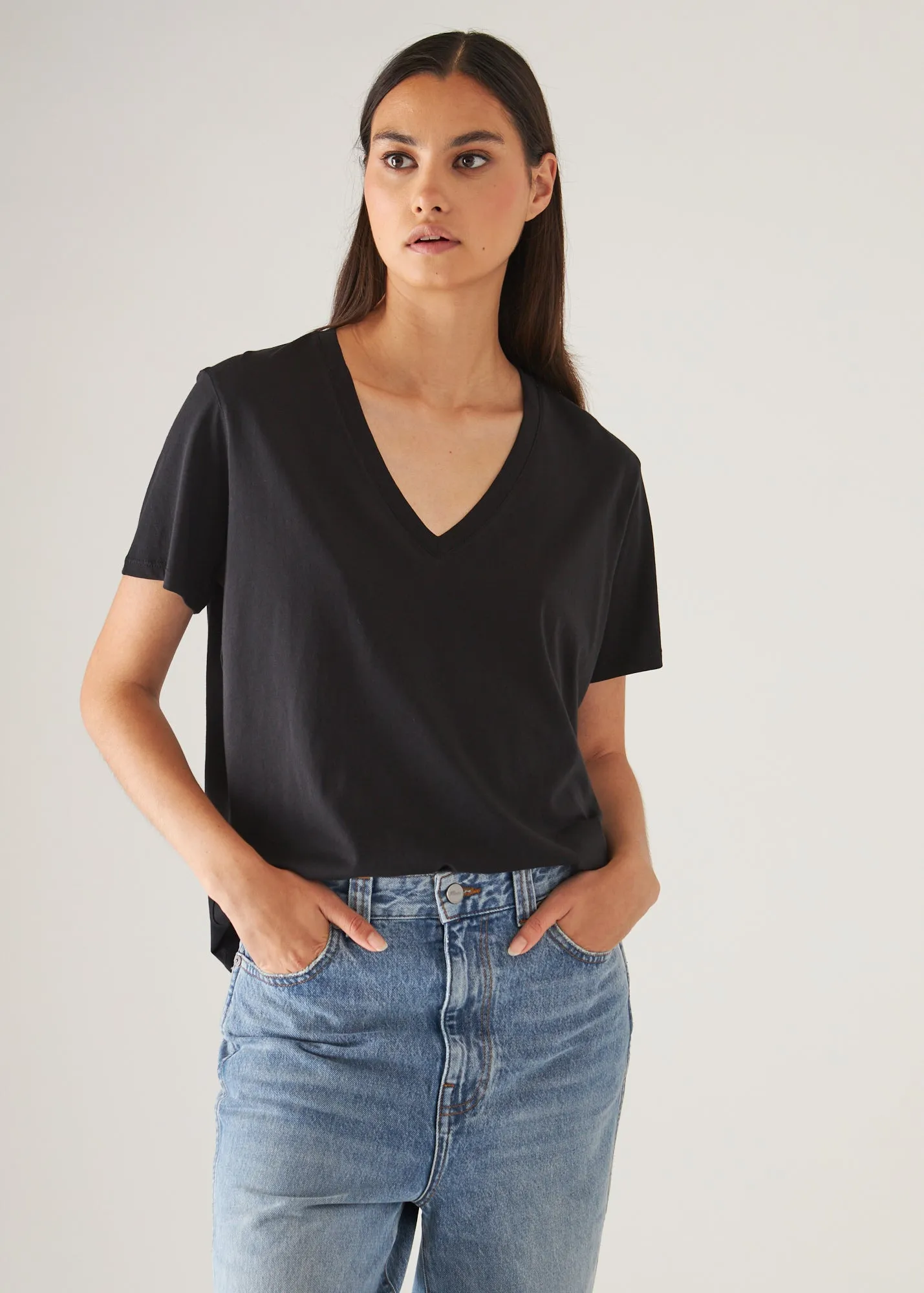 LIGHTWEIGHT PIMA COTTON  BOYFRIEND V-NECK T-SHIRT