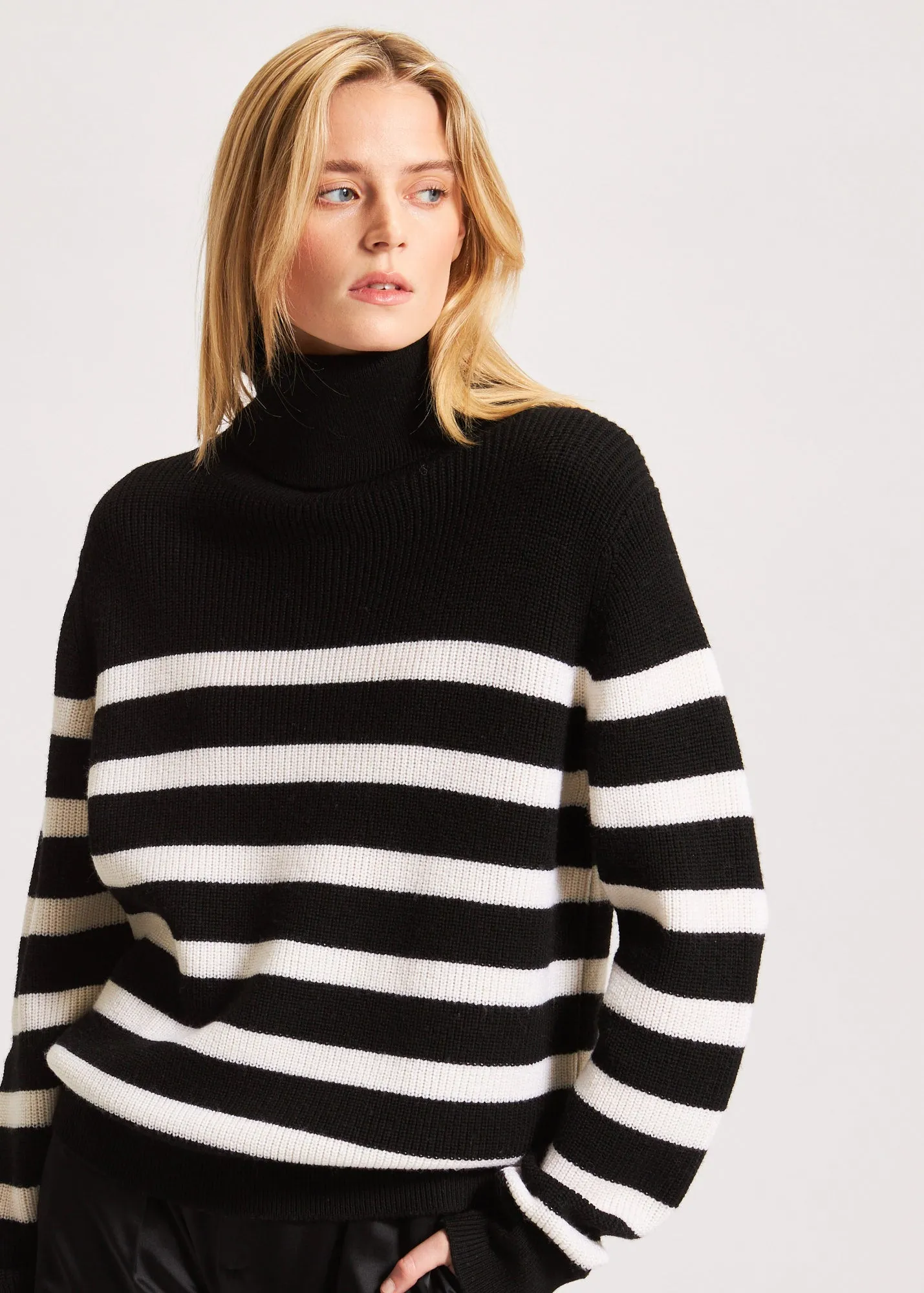 STRIPED BOYFRIEND TURTLENECK