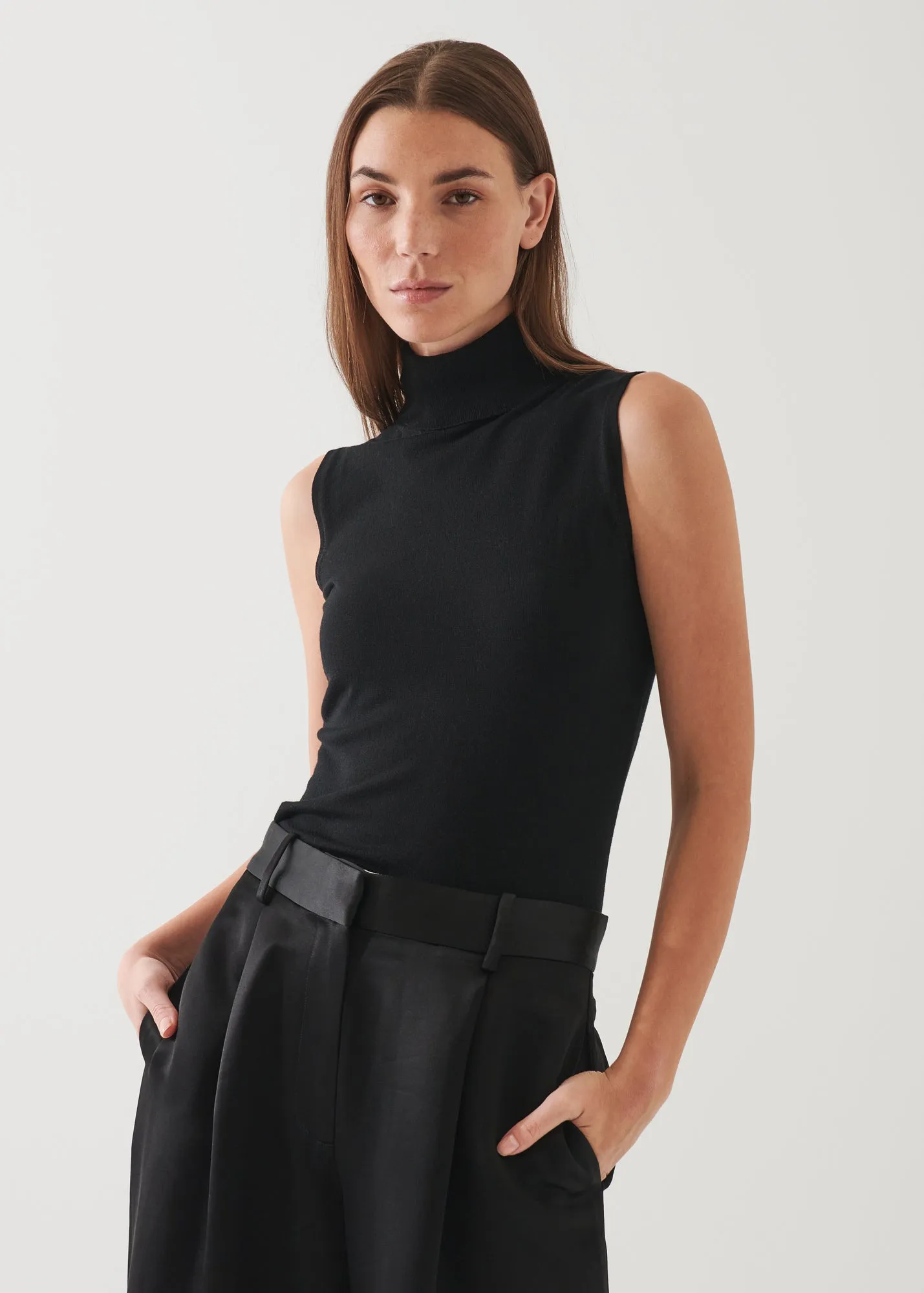 SUPERFINE MERINO SLEEVELESS TURTLENECK