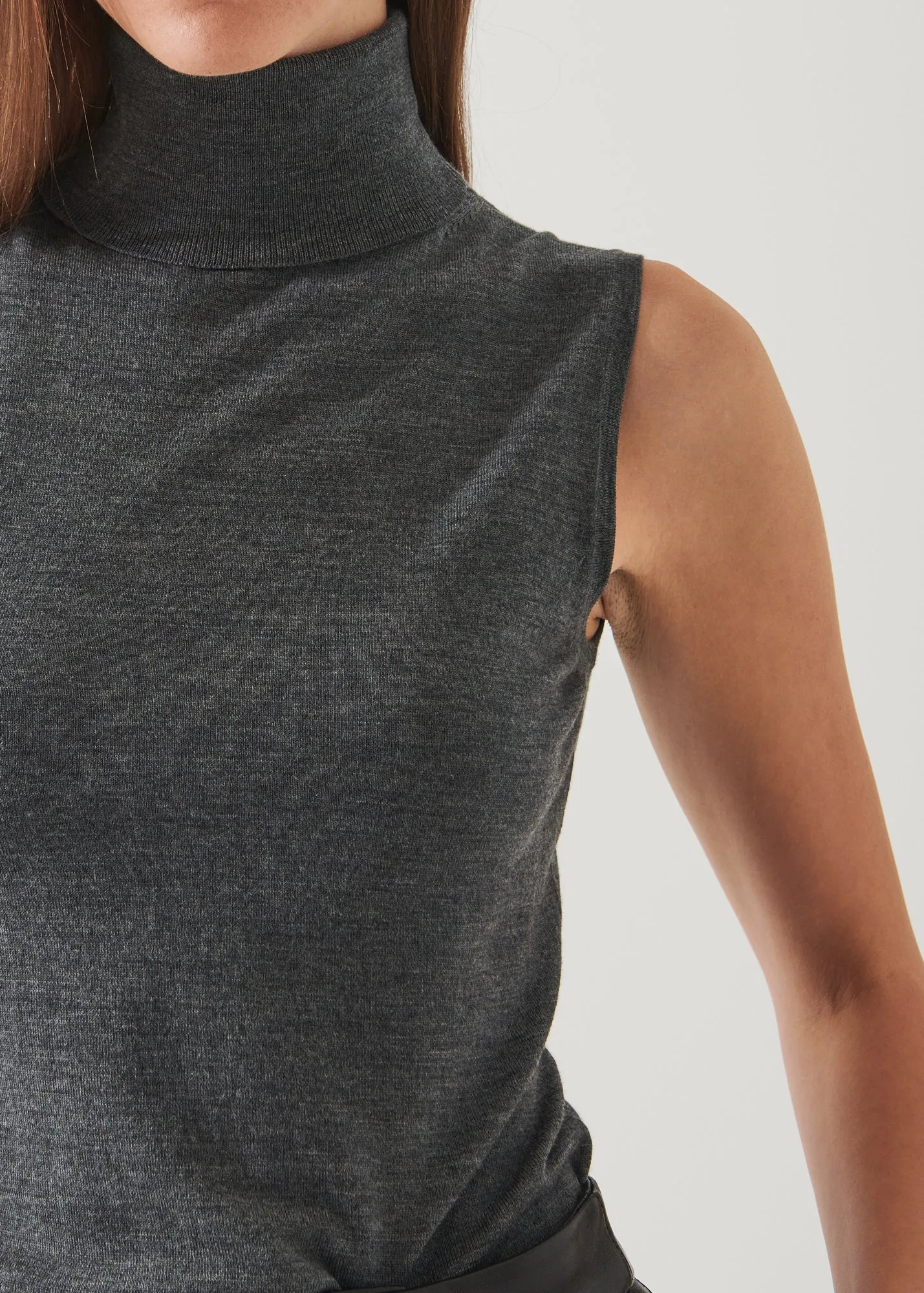 SUPERFINE MERINO SLEEVELESS TURTLENECK